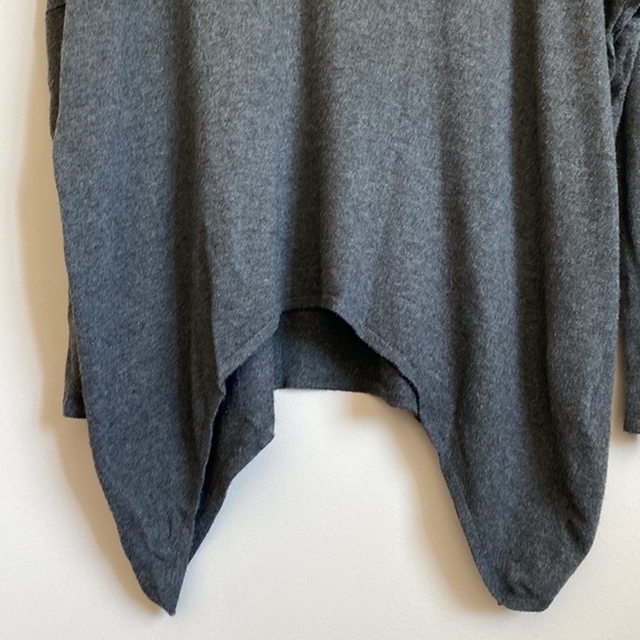 C’est Moi. Turtleneck sweater. Heather grey. One size. U-hem. - Picture 4 of 7
